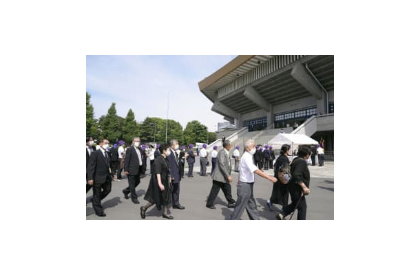 全国戦没者追悼式に向かう参列者ら＝15日午前、東京・日本武道館