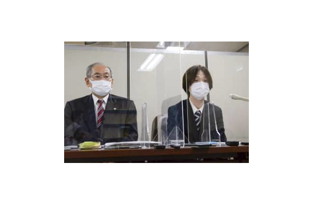 東大に留年決定の取り消しなどを求め東京地裁に提訴し、記者会見する杉浦蒼大さん（右）＝19日午後、東京・霞が関の司法記者クラブ