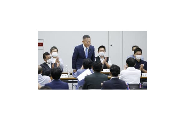 日本維新の会の新代表に選出され拍手を受ける馬場伸幸氏（左から3人目）。左端は松井一郎前代表、右端は吉村洋文副代表＝27日午後、大阪市