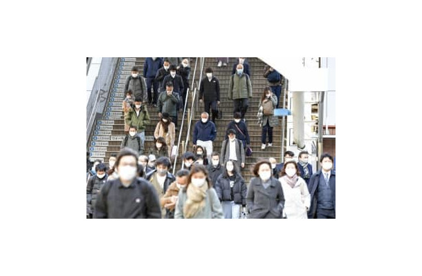 マスク姿で通勤する人たち＝3月、東京都港区