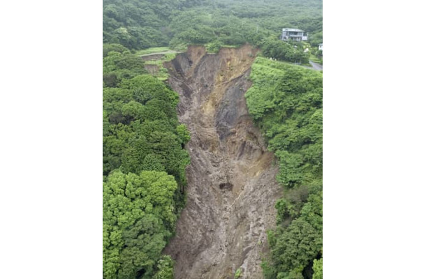 静岡県熱海市伊豆山で発生した大規模な土石流の起点付近＝2021年7月（同県提供）