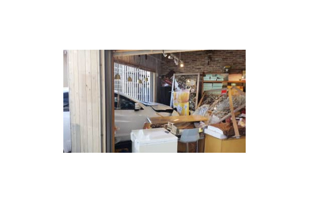「南三陸さんさん商店街」の店舗内に突っ込んだ車＝9日午後、宮城県南三陸町（長嶋涼太さん提供）