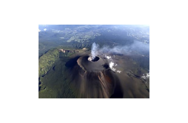 2019年8月8日、小規模噴火が確認された浅間山＝群馬、長野県境（共同通信社ヘリから）