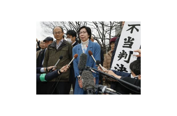 2020年2月、原爆症認定を巡る訴訟の最高裁判決で敗訴し、取材に応じる内藤淑子さん（中央）＝東京都千代田区