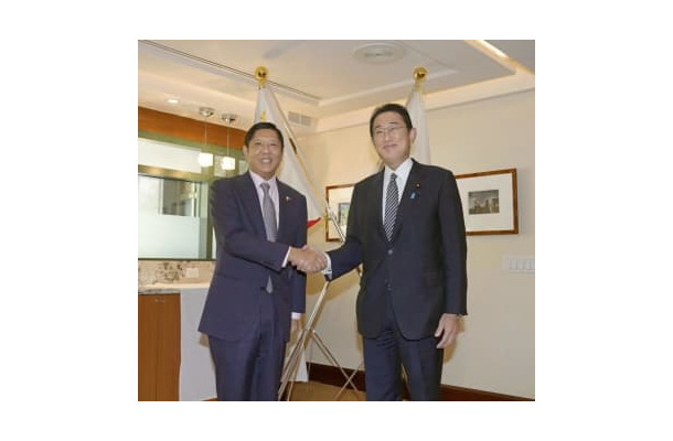 21日、米ニューヨークで会談に臨むフィリピンのマルコス大統領（左）と岸田首相