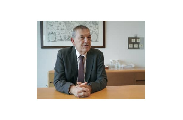 インタビューに応じる国連パレスチナ難民救済事業機関（UNRWA）のラザリニ事務局長