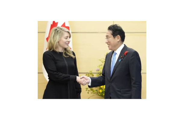 カナダのジョリー外相（左）と握手する岸田首相＝13日午前、首相官邸