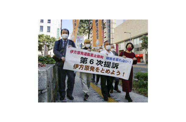 伊方原発訴訟の「第6次訴訟」のため、松山地裁に向かう原告ら＝20日午後