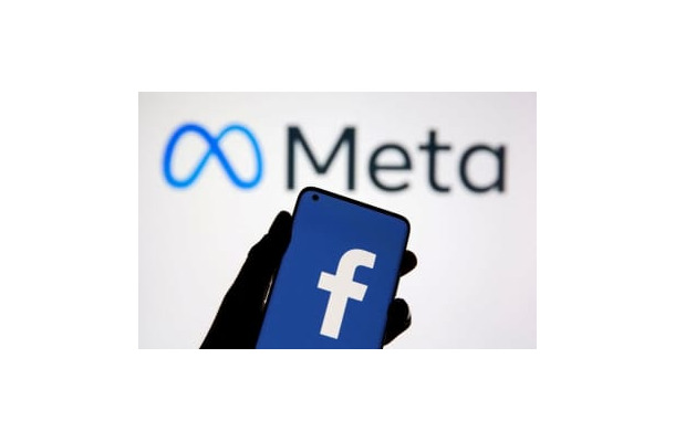米メタのロゴとスマートフォン上のフェイスブックのロゴ（ロイター＝共同）