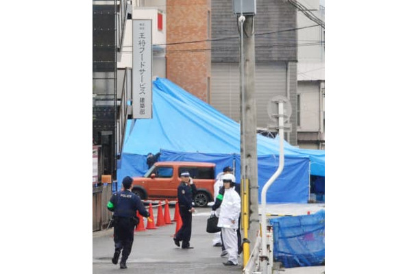 2013年12月、王将フードサービスの大東隆行社長が撃たれた現場周辺を警戒する警察官ら＝京都市山科区