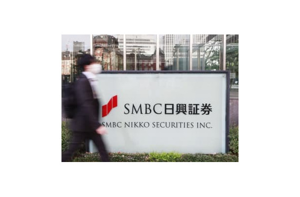 SMBC日興証券本社前の看板＝東京都千代田区