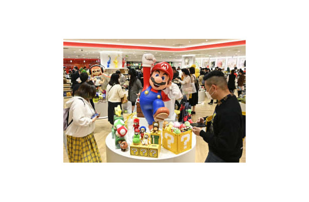 報道陣に公開された任天堂の国内最大の直営店「ニンテンドーオオサカ」＝10日午前、大阪・梅田