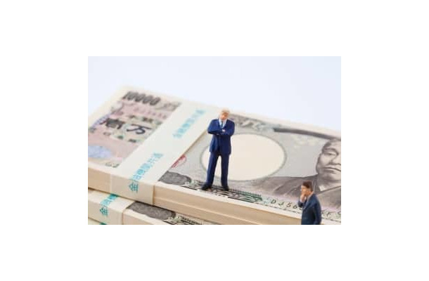 令和5年度から国家公務員の定年年齢が段階的に65歳に上がり、定年年齢以降65歳までは「暫定再任用制度」で働くことができます。令和3年定年退職後に働いている国家公務員の家計と、令和5年スタートの定年引上げが収入に及ぼす影響をご紹介します。