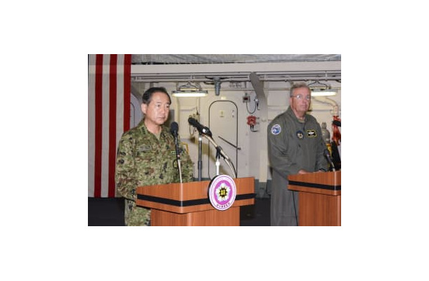 護衛艦いずもで記者会見する山崎幸二統合幕僚長（左）と在日米軍のラップ司令官＝14日午前