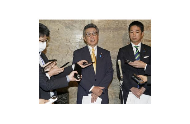 参院での質疑中に自身の新曲をPRしたことを陳謝する日本維新の会の中条きよし参院議員＝16日午前、国会