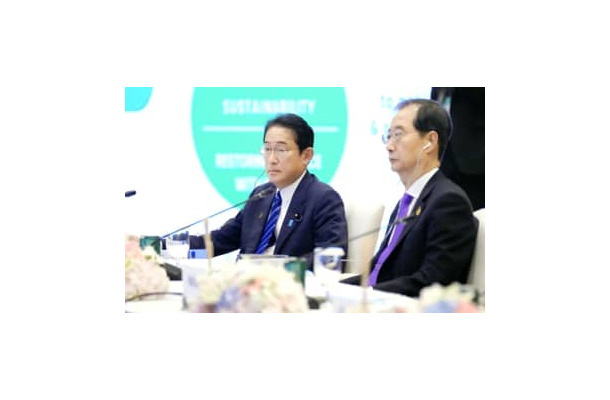 APEC首脳会議に出席した岸田首相（左）＝18日、バンコク（共同）