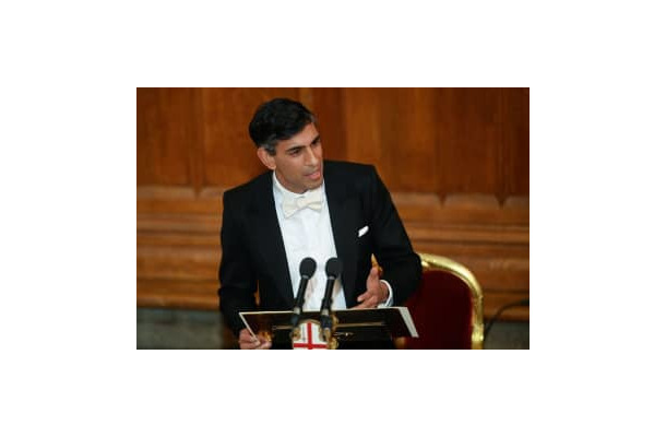 28日、英ロンドンで演説するスナク首相（ロイター＝共同）