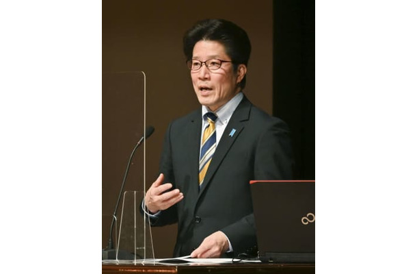 講演する「北朝鮮による拉致被害者家族連絡会」代表の横田拓也さん＝3日午後、福岡県大川市