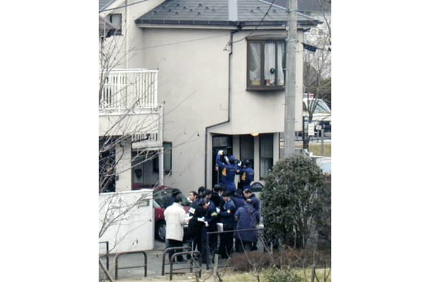 一家4人が殺害された宮沢みきおさん宅を調べる捜査員ら＝2000年12月、東京都世田谷区