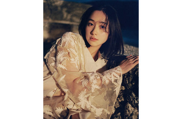 堀田真由ファースト写真集「MY」（3月29日発売）表紙（C）松岡一哲／集英社