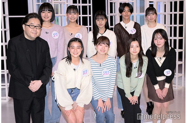 秋元康氏、（上段左から）栗原一菜、和多田萌衣、安藤帆花、岸本小雪、大和奈央（下段左から）坂本彩、宮治果緒、間鍋春希、樋口琴美 （C）モデルプレス