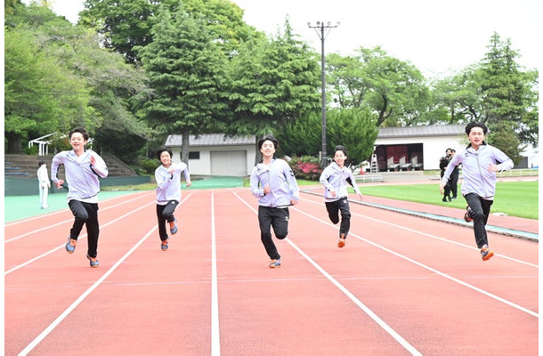 体力テストで50ｍ走に挑むメンバー（左から）千井野空翔、佐久間玲駈、渡辺惟良、上原剣心、関翔馬（提供写真）