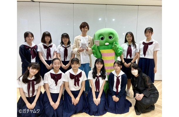 阿部亮平、ガチャピン、東洋英和女学院 中学部・高等部の生徒たち（C）フジテレビ