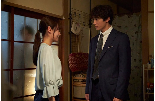 田辺桃子、小関裕太「癒やしのお隣さんには秘密がある」第4話より（C）日本テレビ