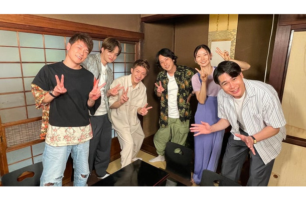 （左から）陣内智則、菊池風磨、岸優太、二宮和也、朝日奈央、吉村崇 （C）日本テレビ