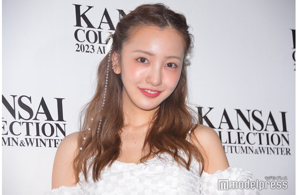 囲み取材に応じた板野友美（C）モデルプレス