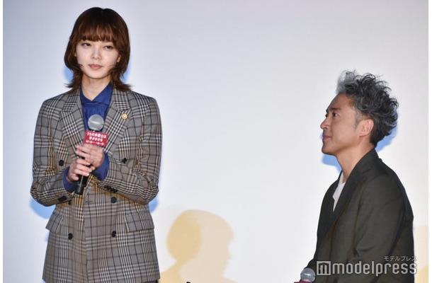 平手友梨奈、平手友梨奈のトークをそっと見守るムロツヨシ（C）モデルプレス