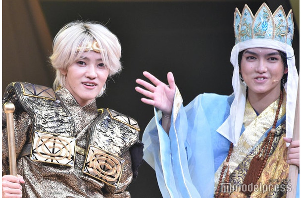 記者に「かっこよく撮ってください」と呼びかけた元木湧、それを優しく見守る豊田陸人／「SEVENー西遊記7つの戦いー」カーテンコールより（C）モデルプレス