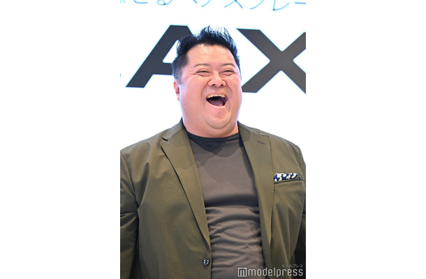 ブラマヨ小杉竜一、“フサフサ”ヘア披露 自身の姿に満面の笑み（C）モデルプレス