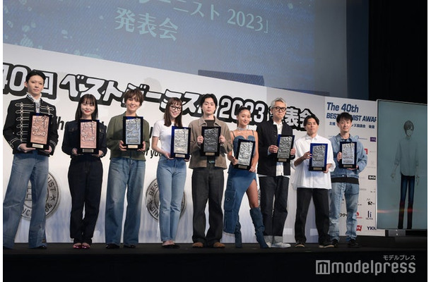「第40回ベストジーニスト2023」授賞式に登壇した（左から）和田明日香、飯豊まりえ、菅田将暉、みちょぱ、松重豊、富樫勇樹選手、株式会社三越伊勢丹、叶（C）モデルプレス