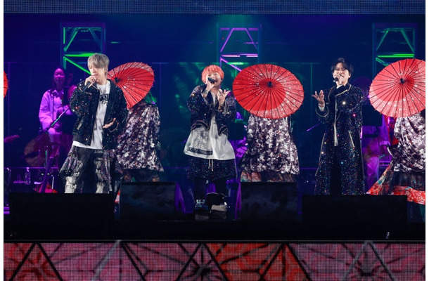 「NEWS 20th Anniversary LIVE 2023 in TOKYO DOME BEST HIT PARADE！！！～シングル全部やっちゃいます～」を開催したNEWS（左から）小山慶一郎、増田貴久、加藤シゲアキ（提供写真）