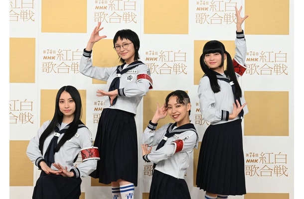 新しい学校のリーダーズ／（左から）KANON、SUZUKA、RIN、MIZYU（C）NHK