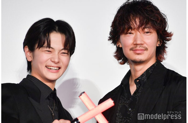 ペンライトで「X」を作る齋藤潤、綾野剛（C）モデルプレス