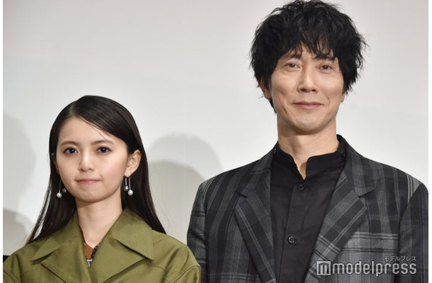 親子役を演じた齋藤飛鳥、佐々木蔵之介（C）モデルプレス