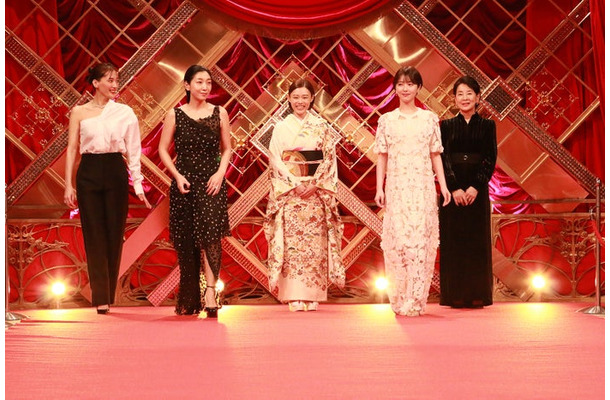 綾瀬はるか、安藤サクラ、杉咲花、浜辺美波、吉永小百合（C）日本アカデミー賞協会