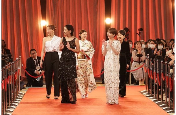 綾瀬はるか、安藤サクラ、杉咲花、浜辺美波、吉永小百合（C）日本アカデミー賞協会