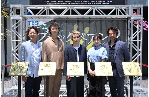 （左から）小泉孝太郎、竹内涼真、二宮和也、葵わかな、内野聖陽（C）TBS