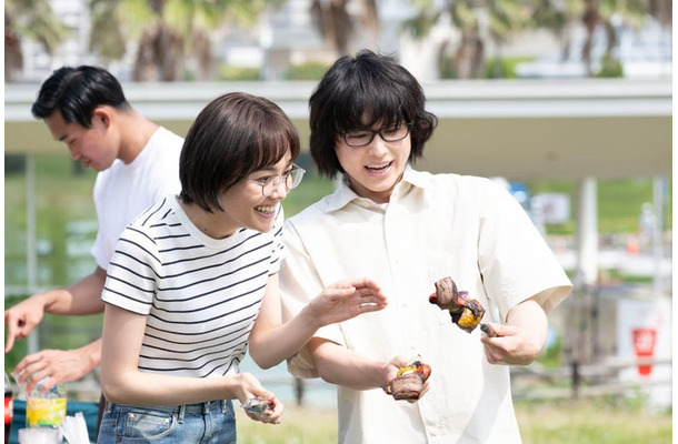 松井愛莉、松村北斗（C）TBS