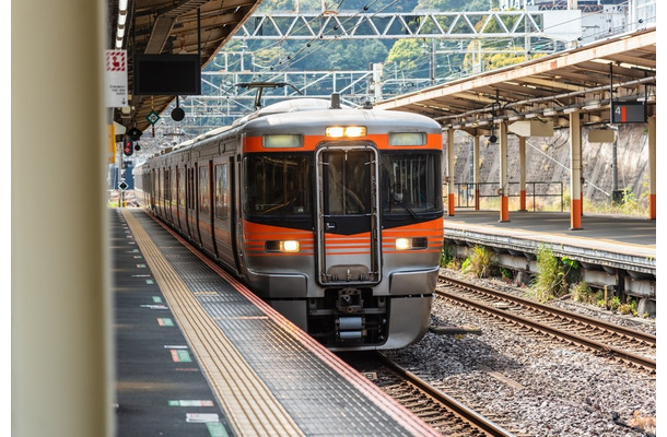 【電車で】子ども「ママ、どうして電車には顔がないの？」親子の微笑ましい会話に「母親の対応に感動」「家族の温かさを感じた」