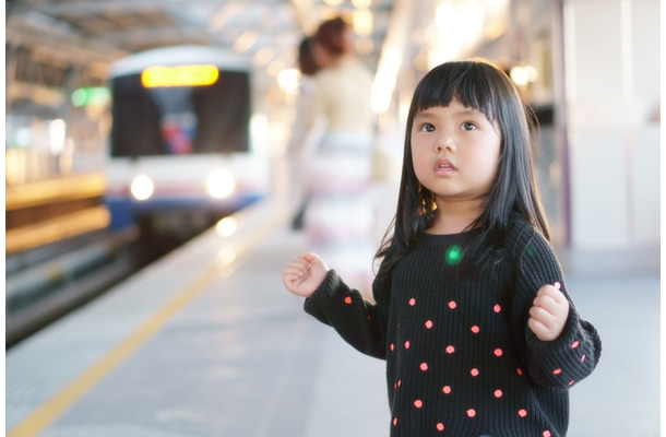 【電車で】高齢者の杖を触る女の子…→母「ダメでしょ」次の瞬間、女の子のまさかの返答に「思わず笑ってしまった」