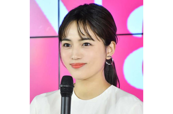 川口春奈、美しいフェイスラインが際立つ横顔SHOTに反響「綺麗すぎる」「相変わらずべっぴん」