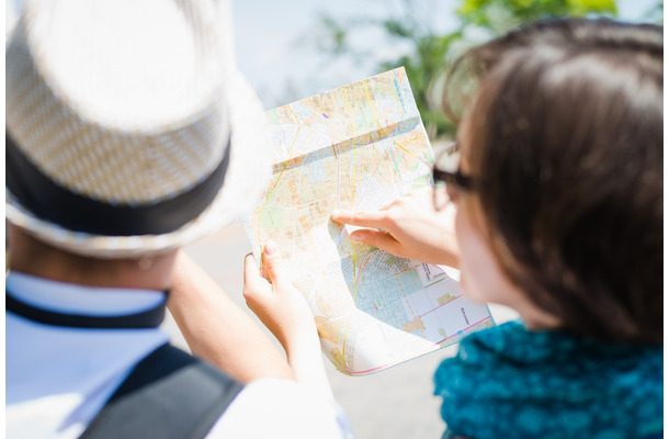 海外で…「迷子になった！」地図を片手にキョロキョロしていると…→男女数人が近づいて来て！？