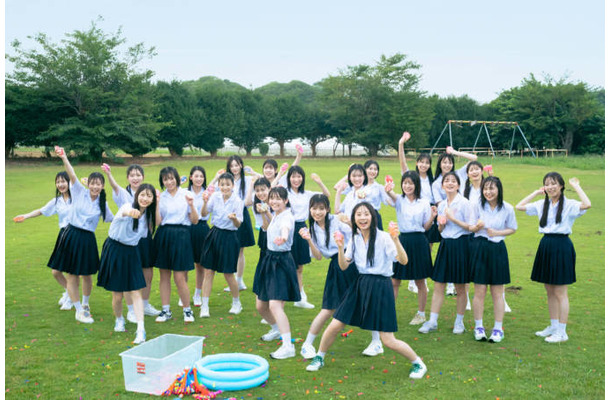 デビュー1周年！僕が見たかった青空、学校を舞台に“青春”きらめくエモーショナルなグラビアを披露