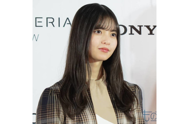 齋藤飛鳥、自身にとっての“パワースポット”太陽の塔の前でパシャリ「25歳さいごのエネルギーチャージ」