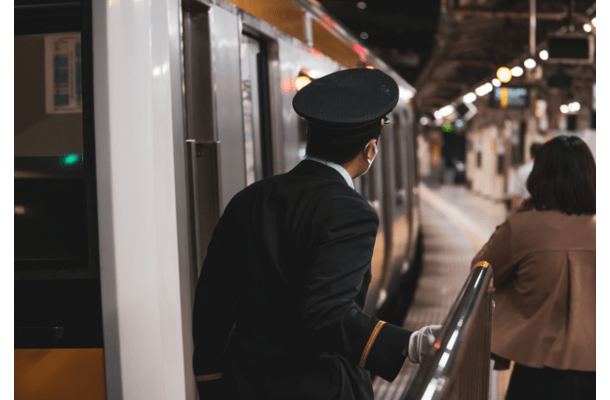 駅構内で…迷子になって号泣する”子ども”。しかし数分後⇒駅員の【特別な対応】で子どもが笑顔に！