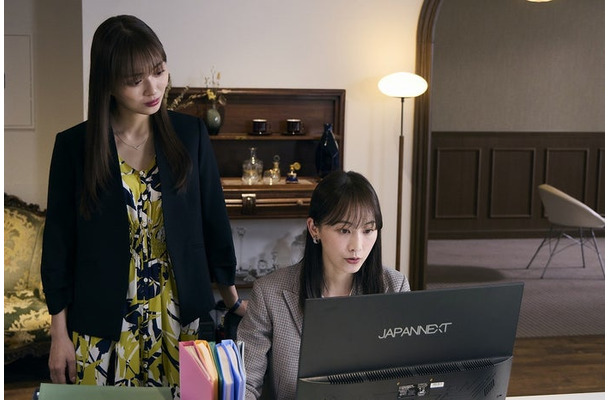 内田理央、松井玲奈「嗤う淑女」第4話より（C）東海テレビ・フジテレビ